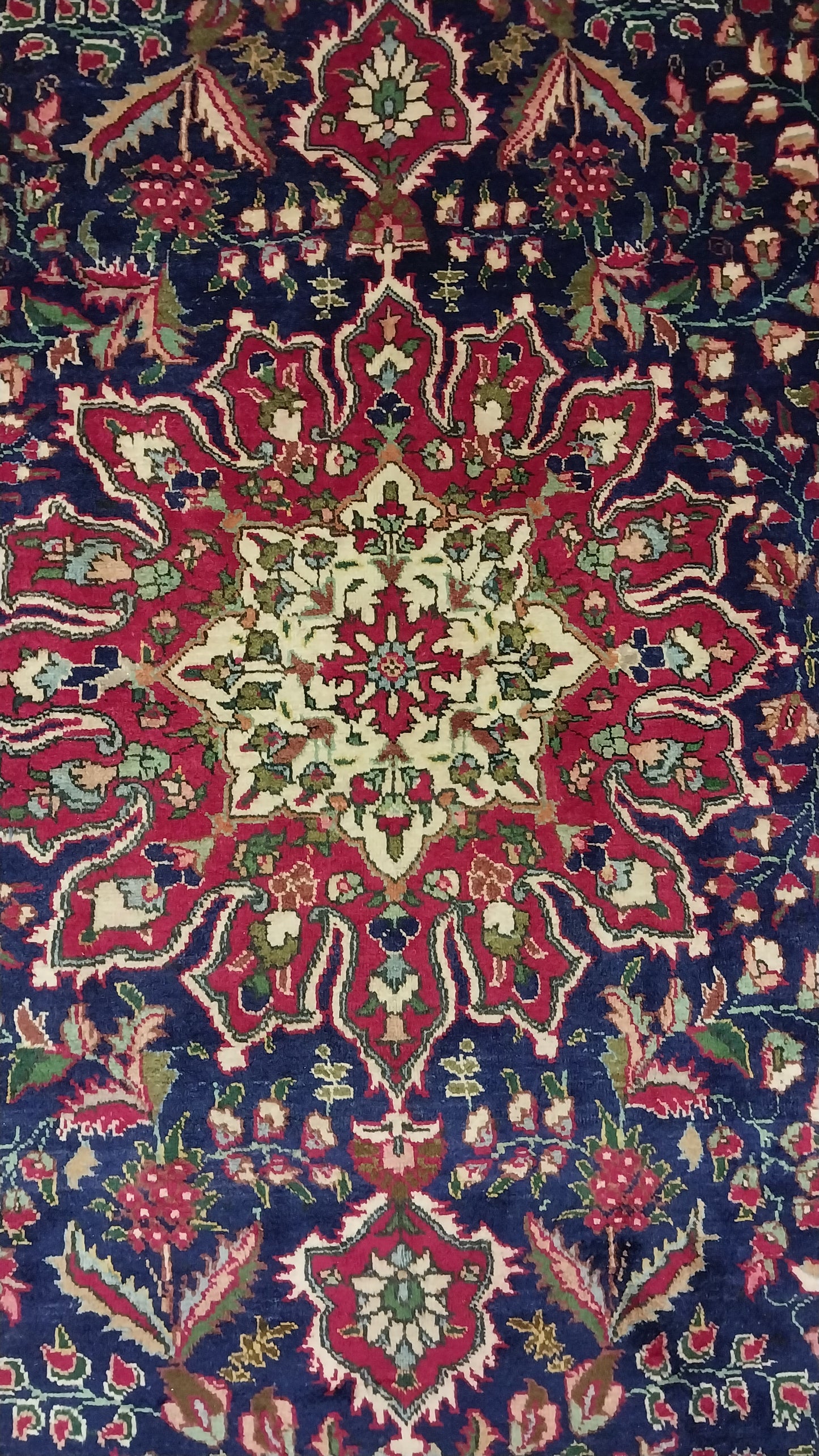 Persian carpet (302cm x 207cm)