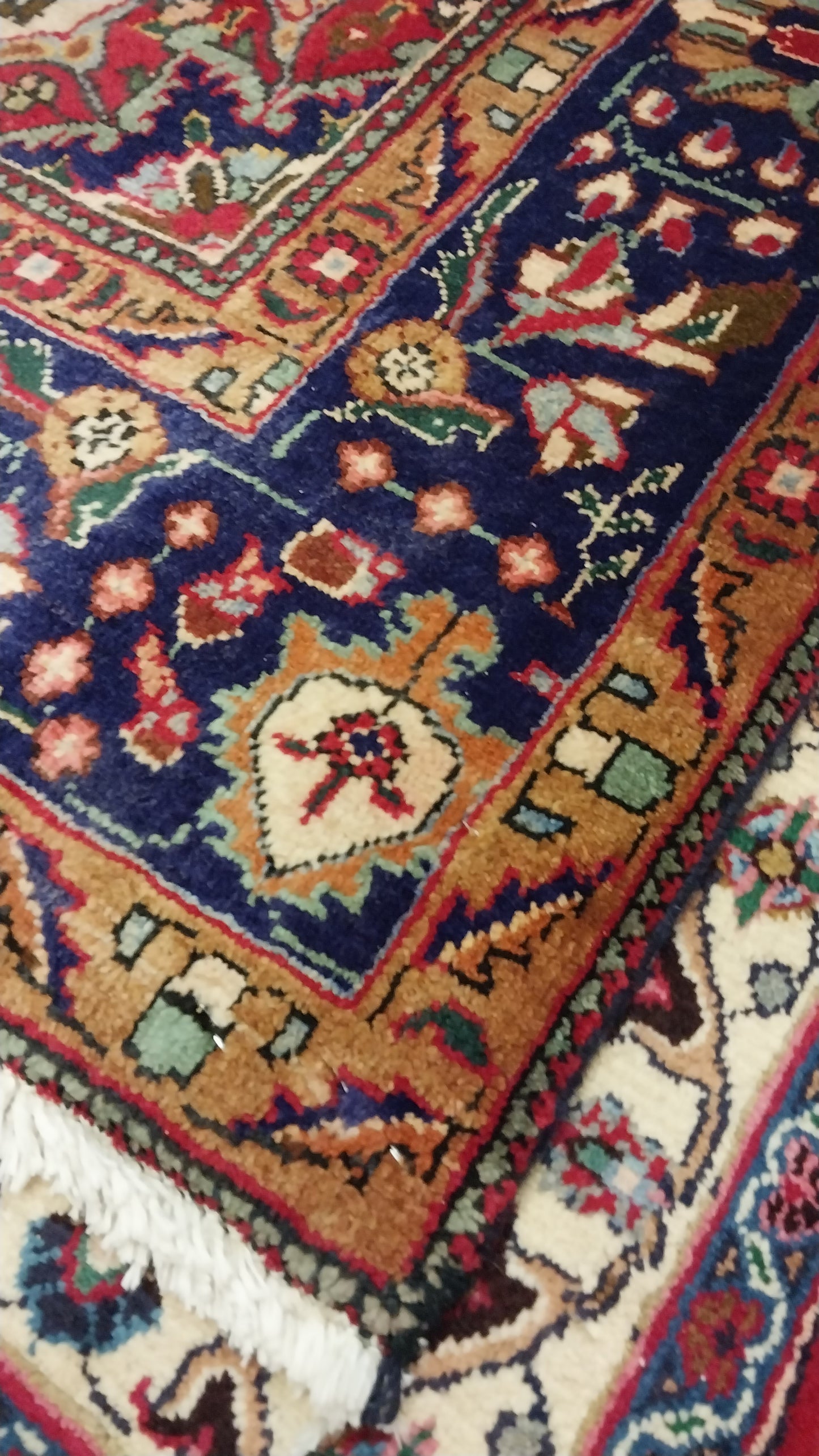 Persian carpet (302cm x 207cm)