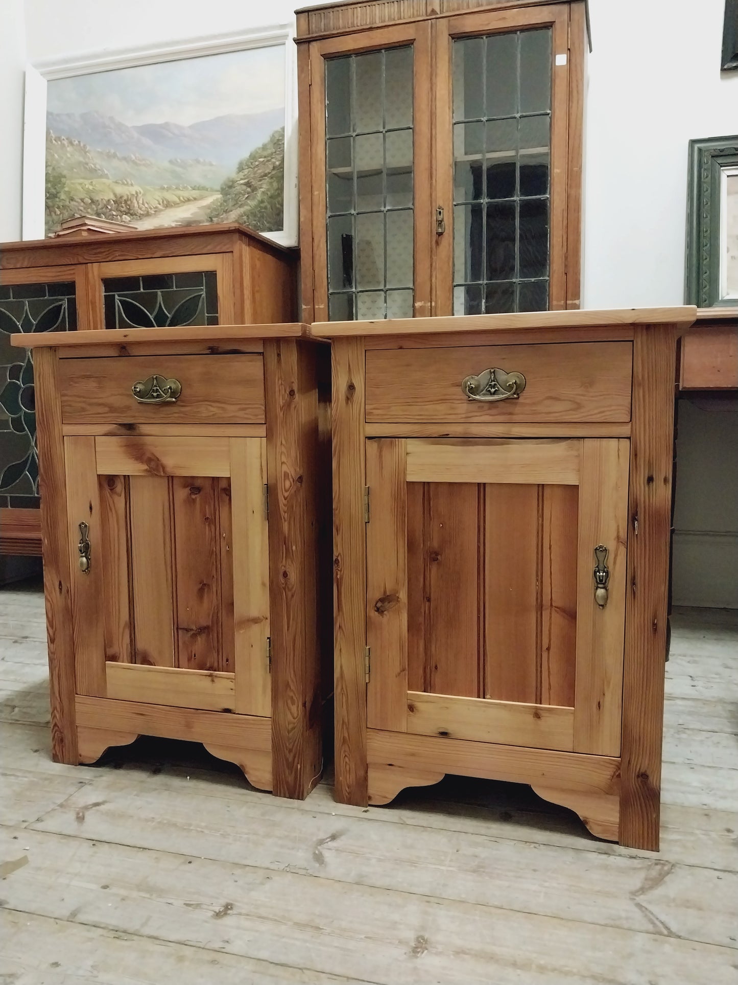 Pair oregan pedestals