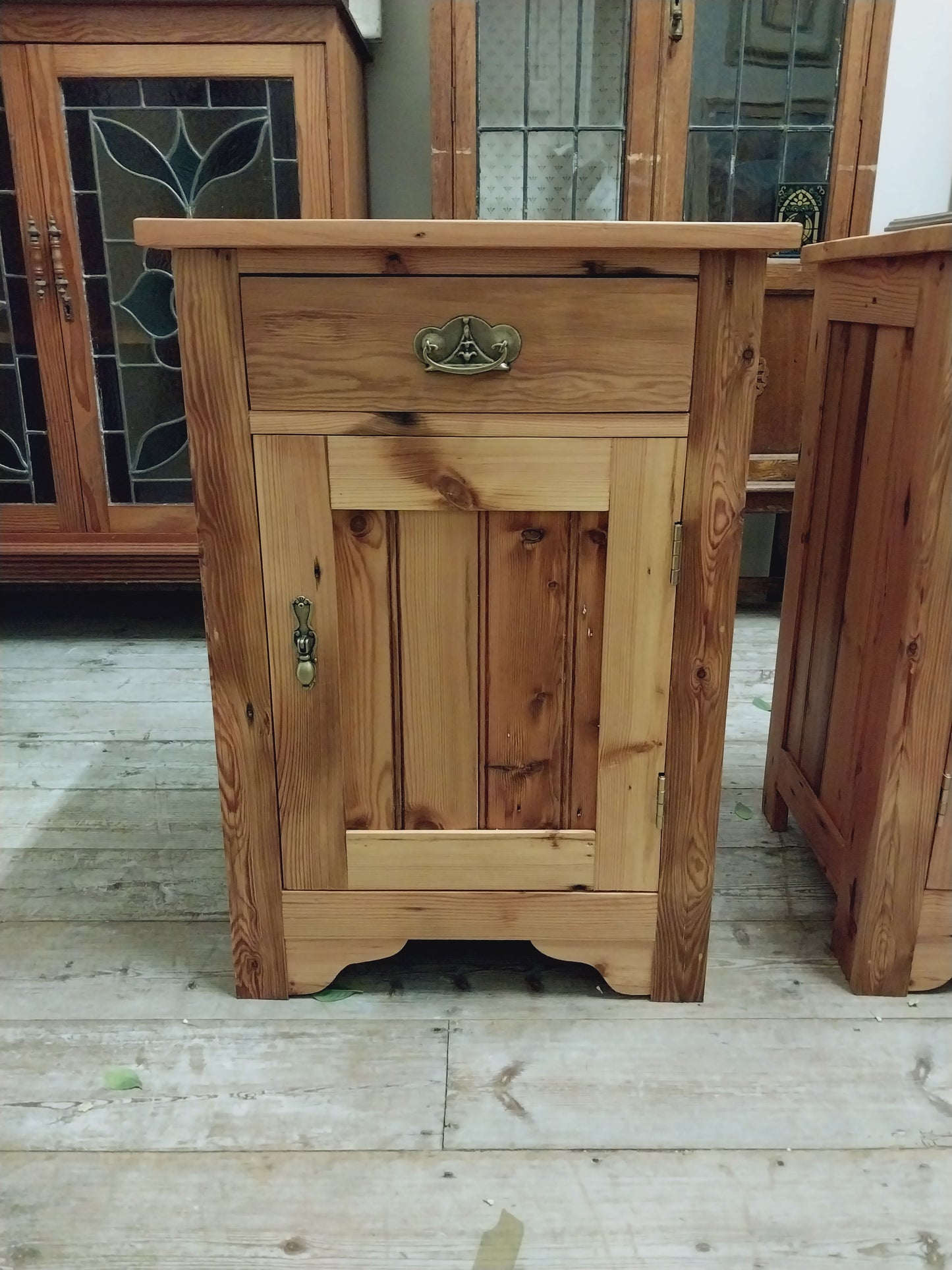 Pair oregan pedestals