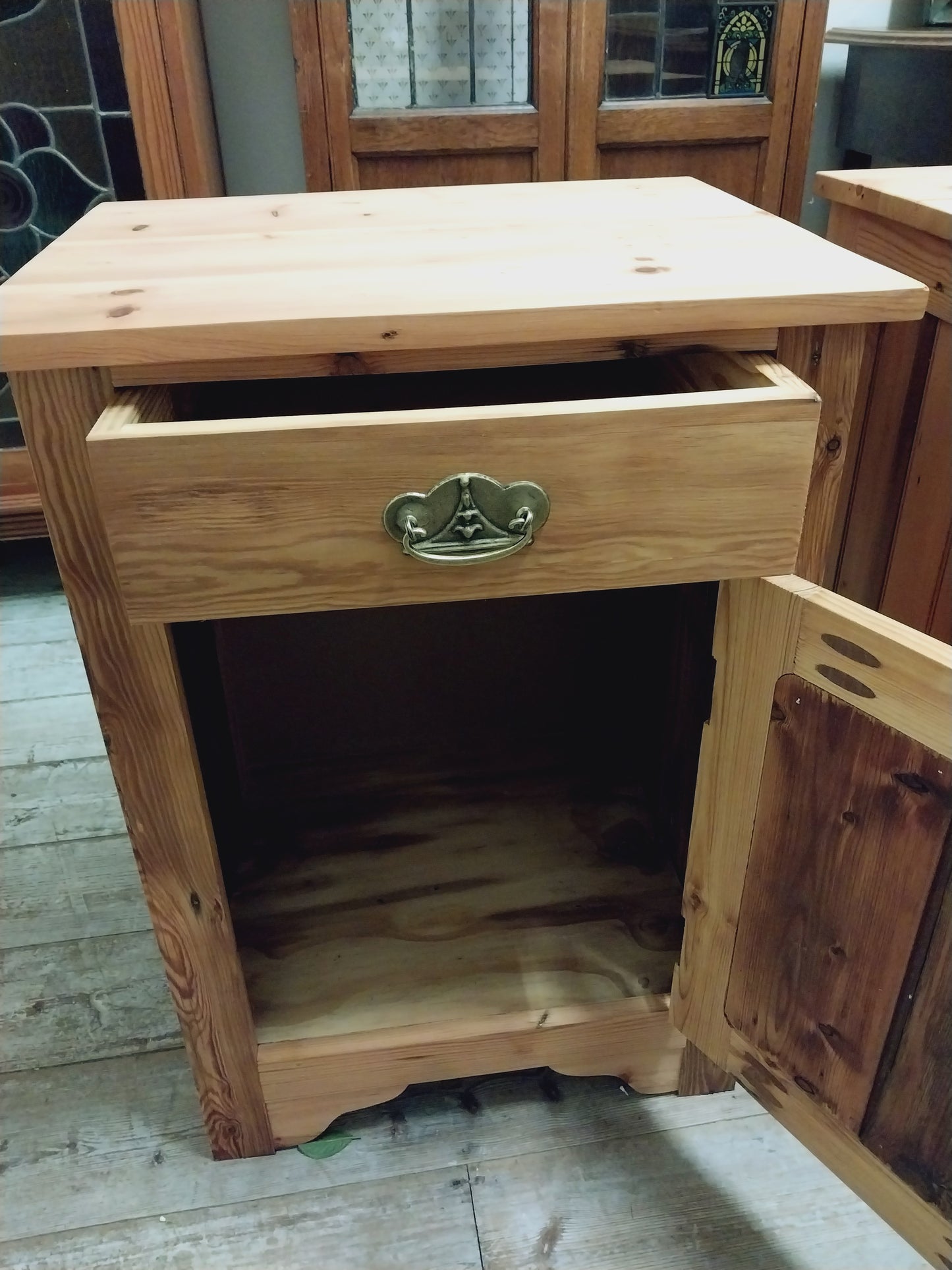 Pair oregan pedestals