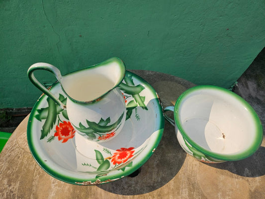 Enamel set made in Yugoslavia