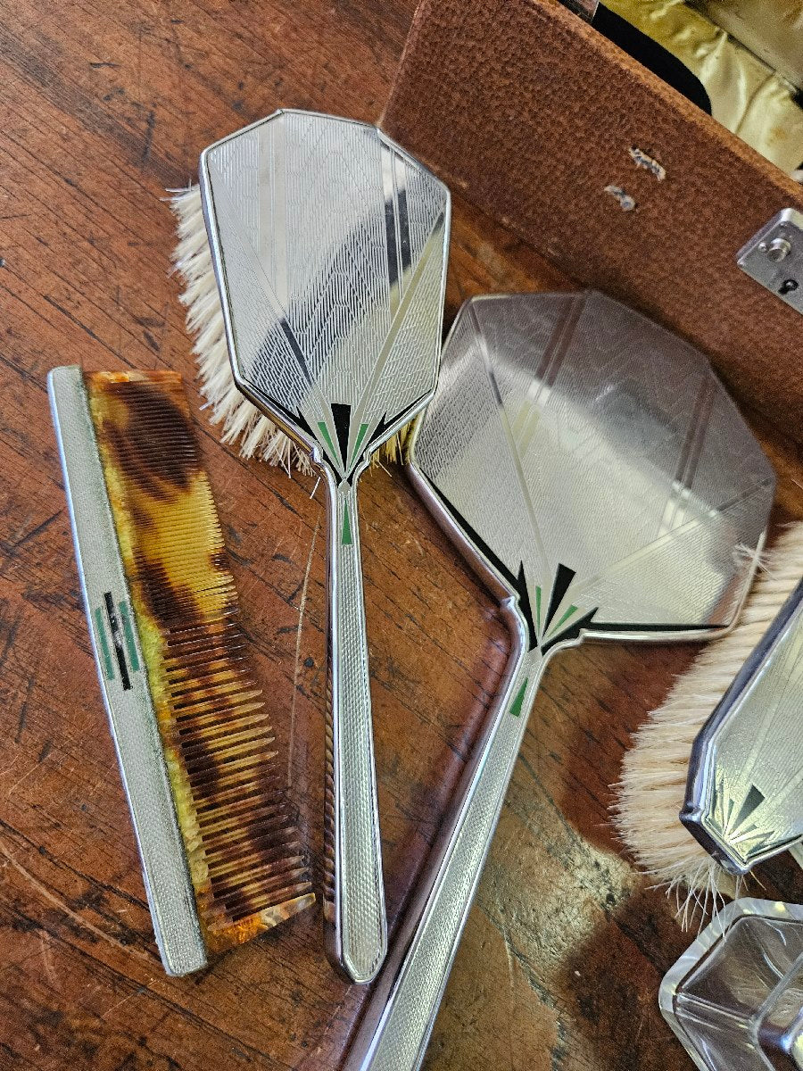 Retro traveling vanity case