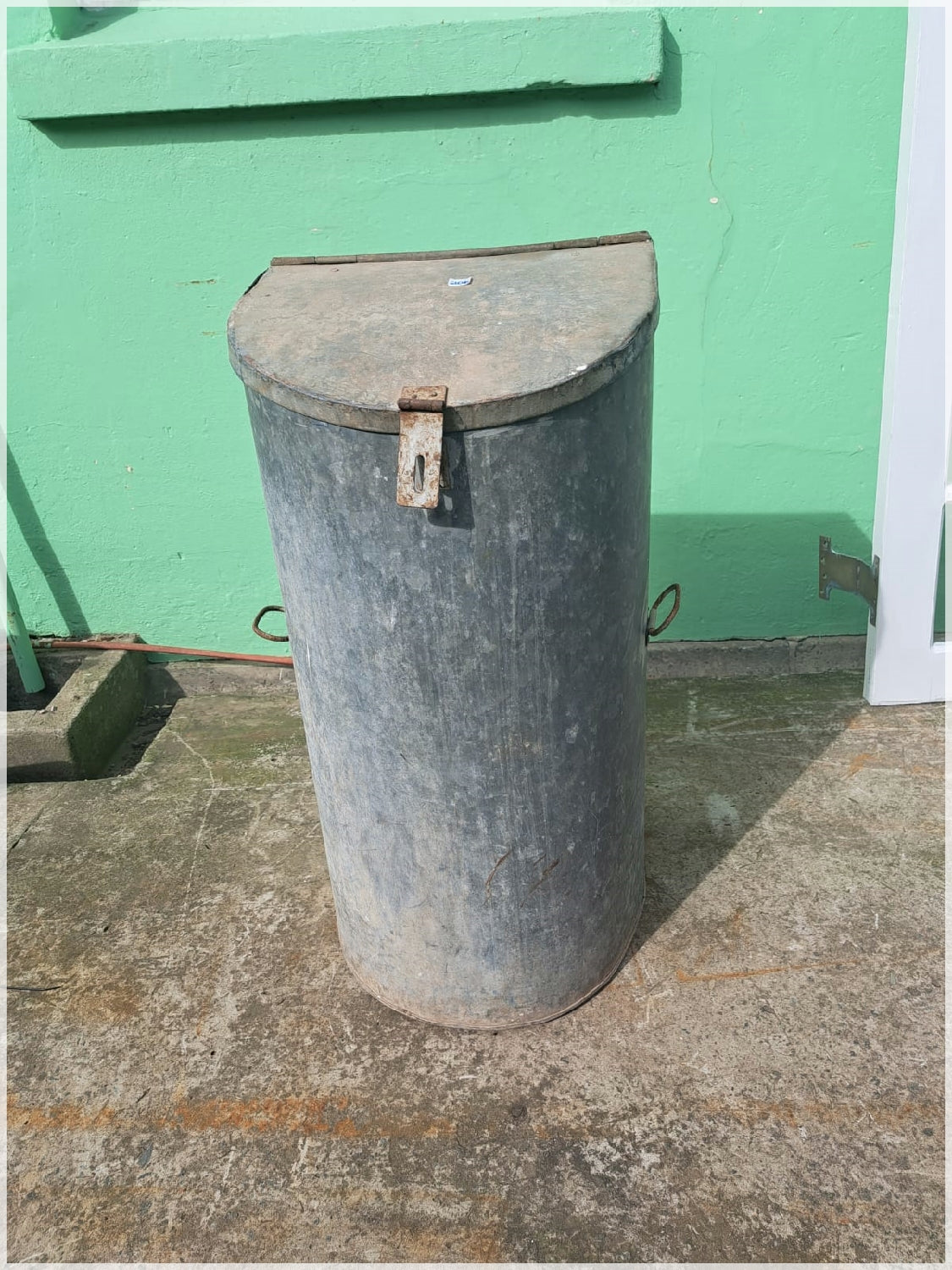 Metal feedbin