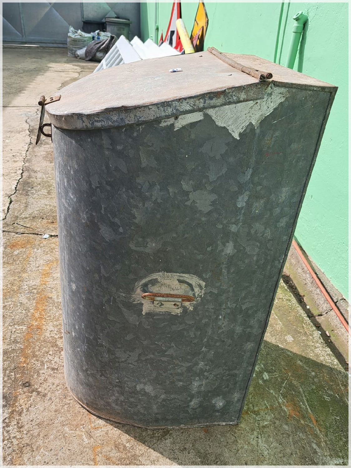 Metal feedbin