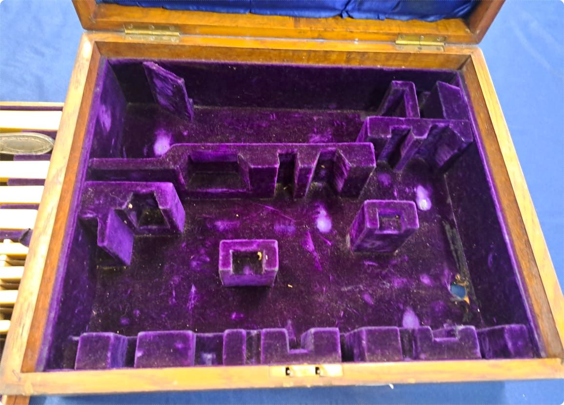 Cutlery set in oak canteen