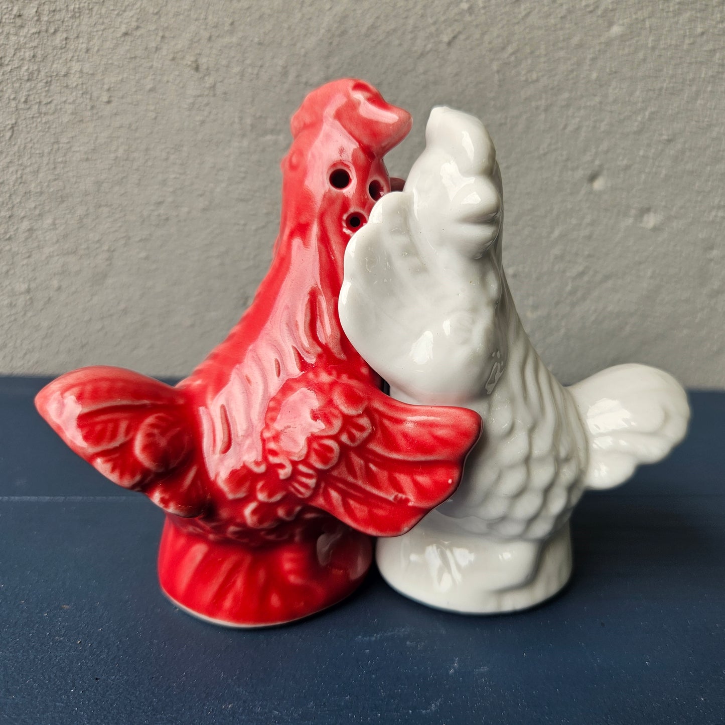 Hugging chickens salt & pepper set