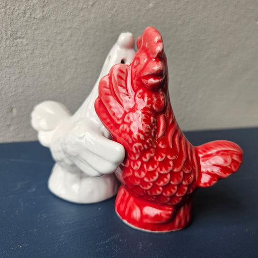 Hugging chickens salt & pepper set