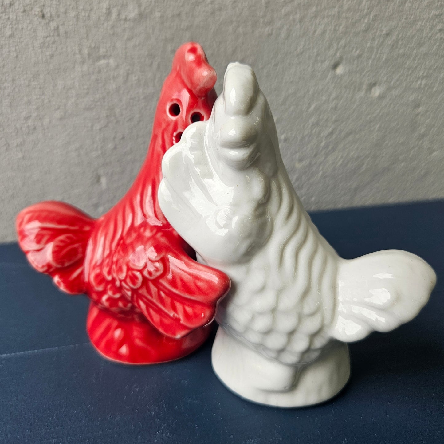 Hugging chickens salt & pepper set