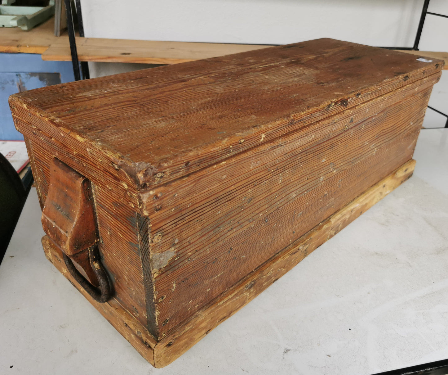 Small rustic kist