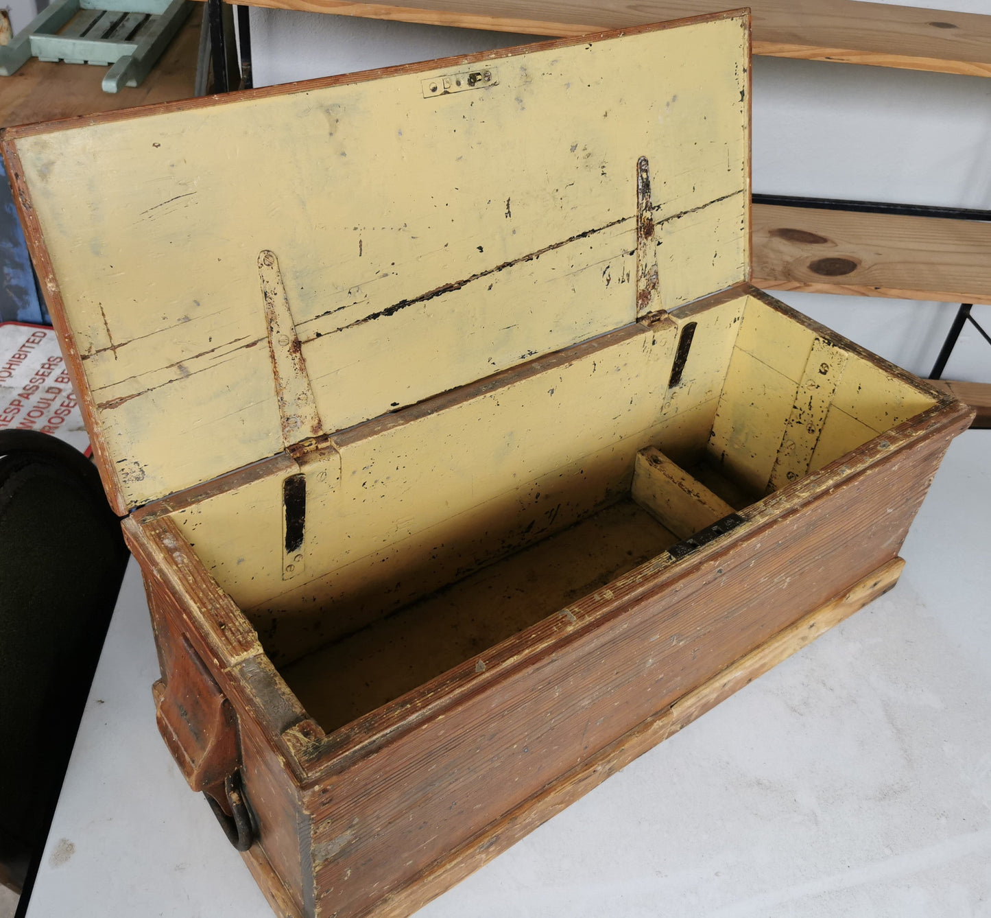 Small rustic kist
