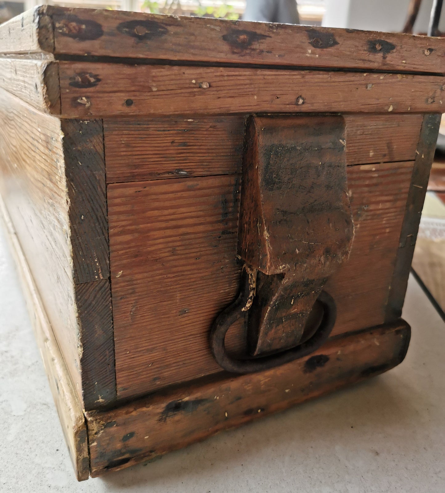Small rustic kist