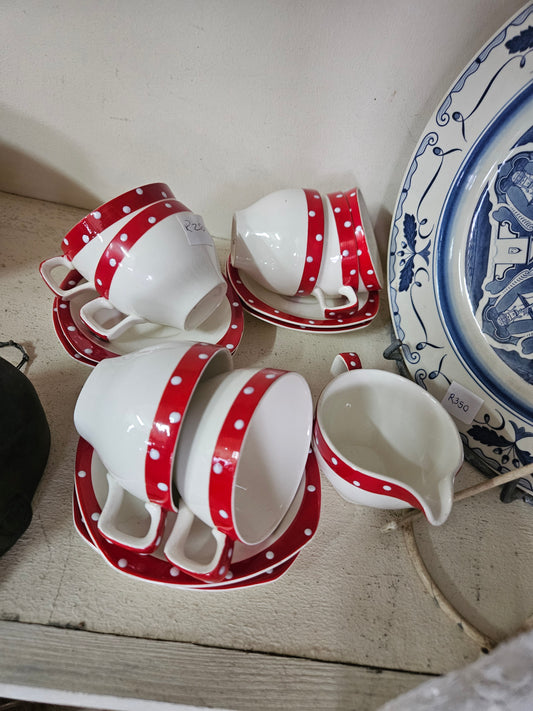 Red and white Midwinter polka dot teaset