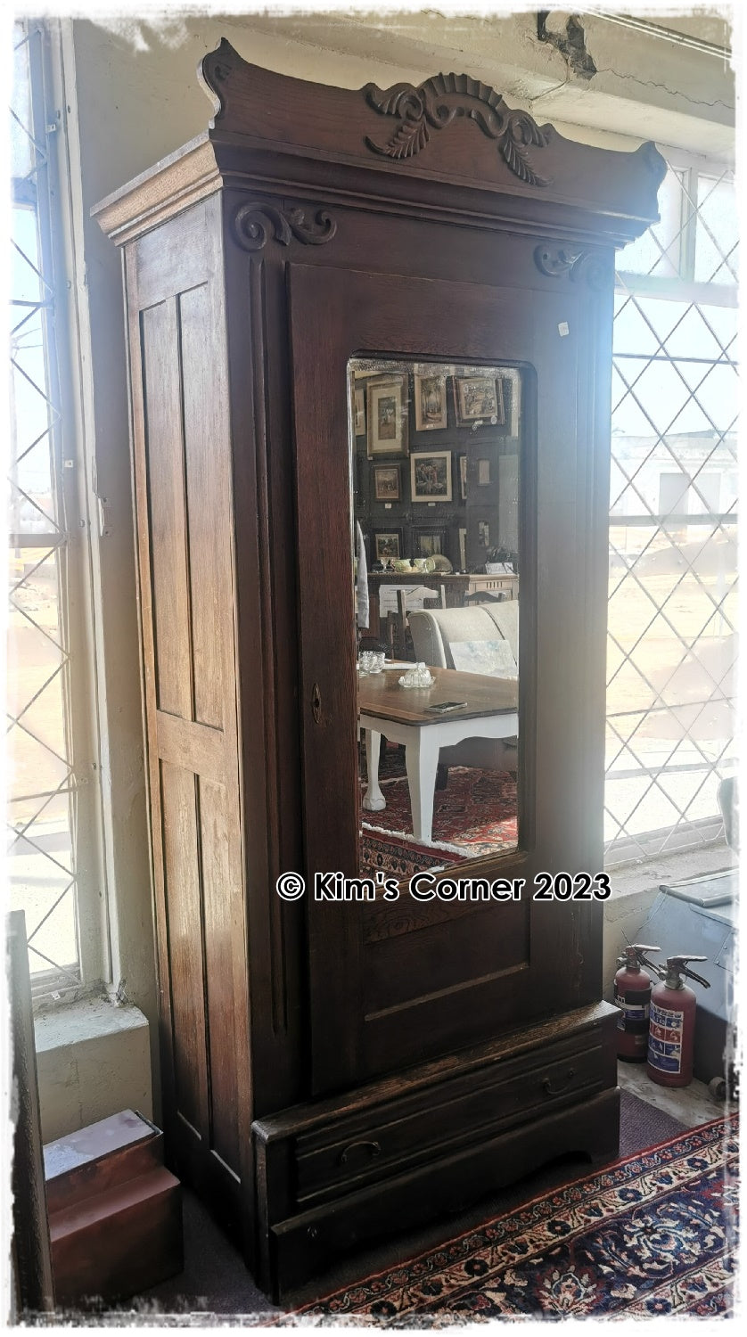 Antique oak cubpoard