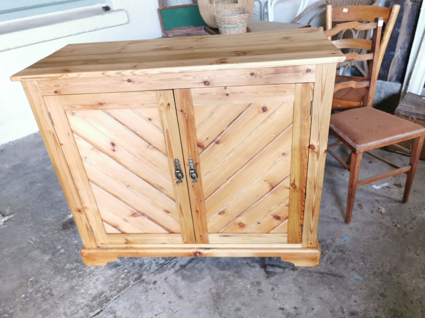Made to order: Oregan Base cupboard