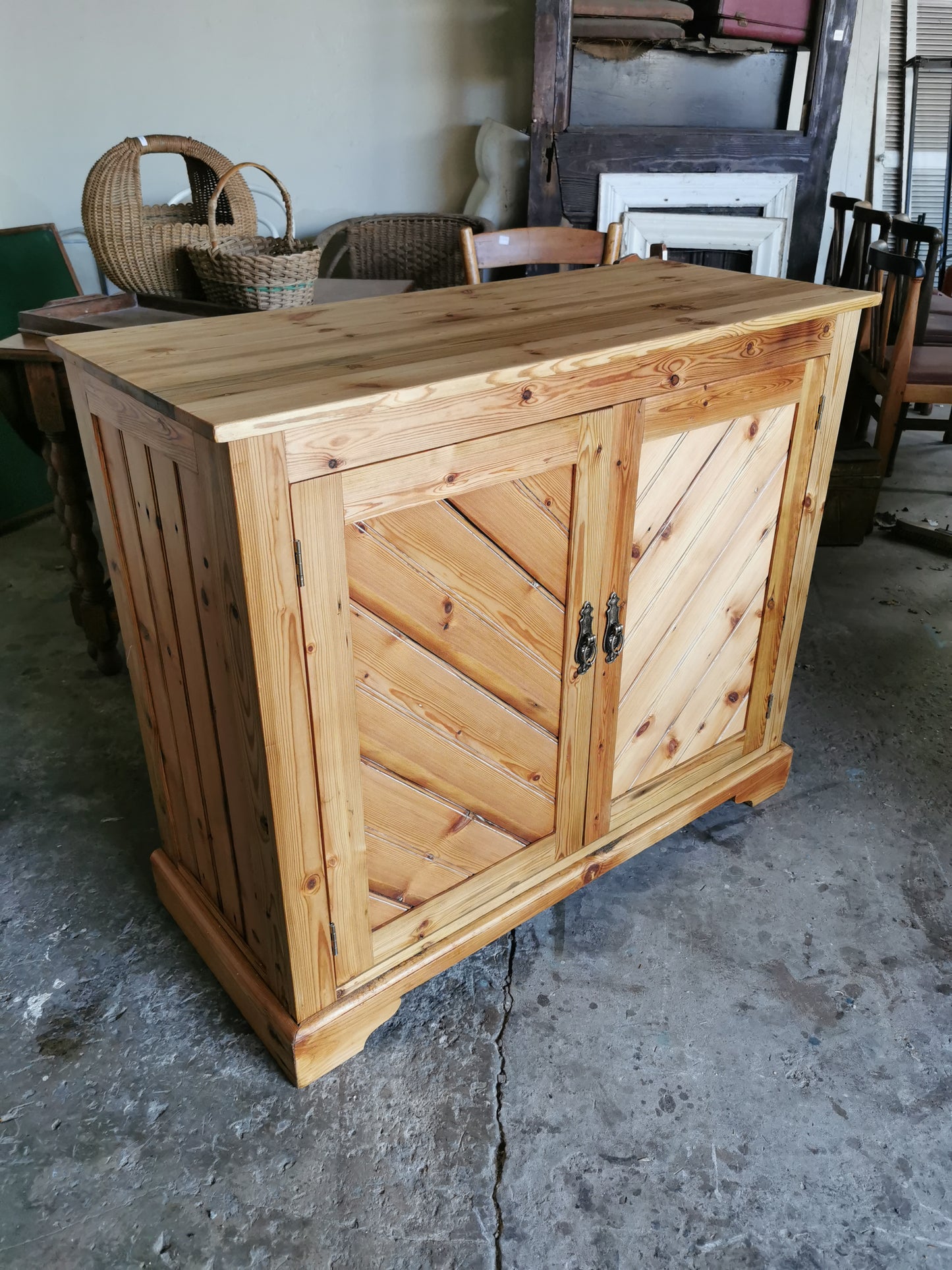 Made to order: Oregan Base cupboard