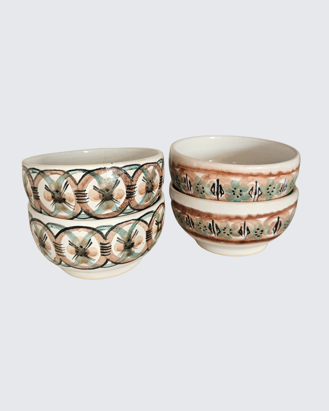 Set of 4 Old Jar pottery bowls