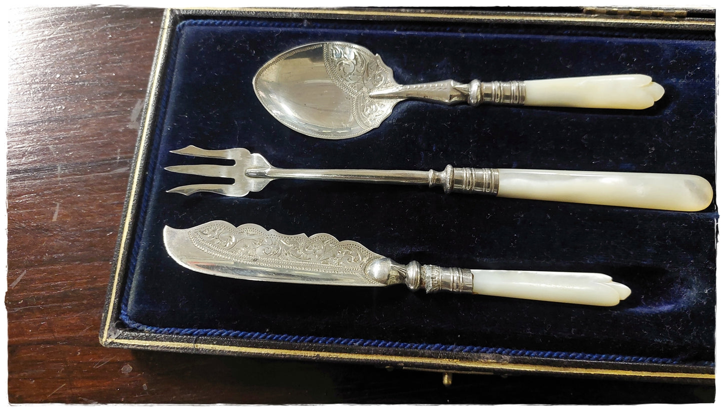 Pickle and cheese cutlery set