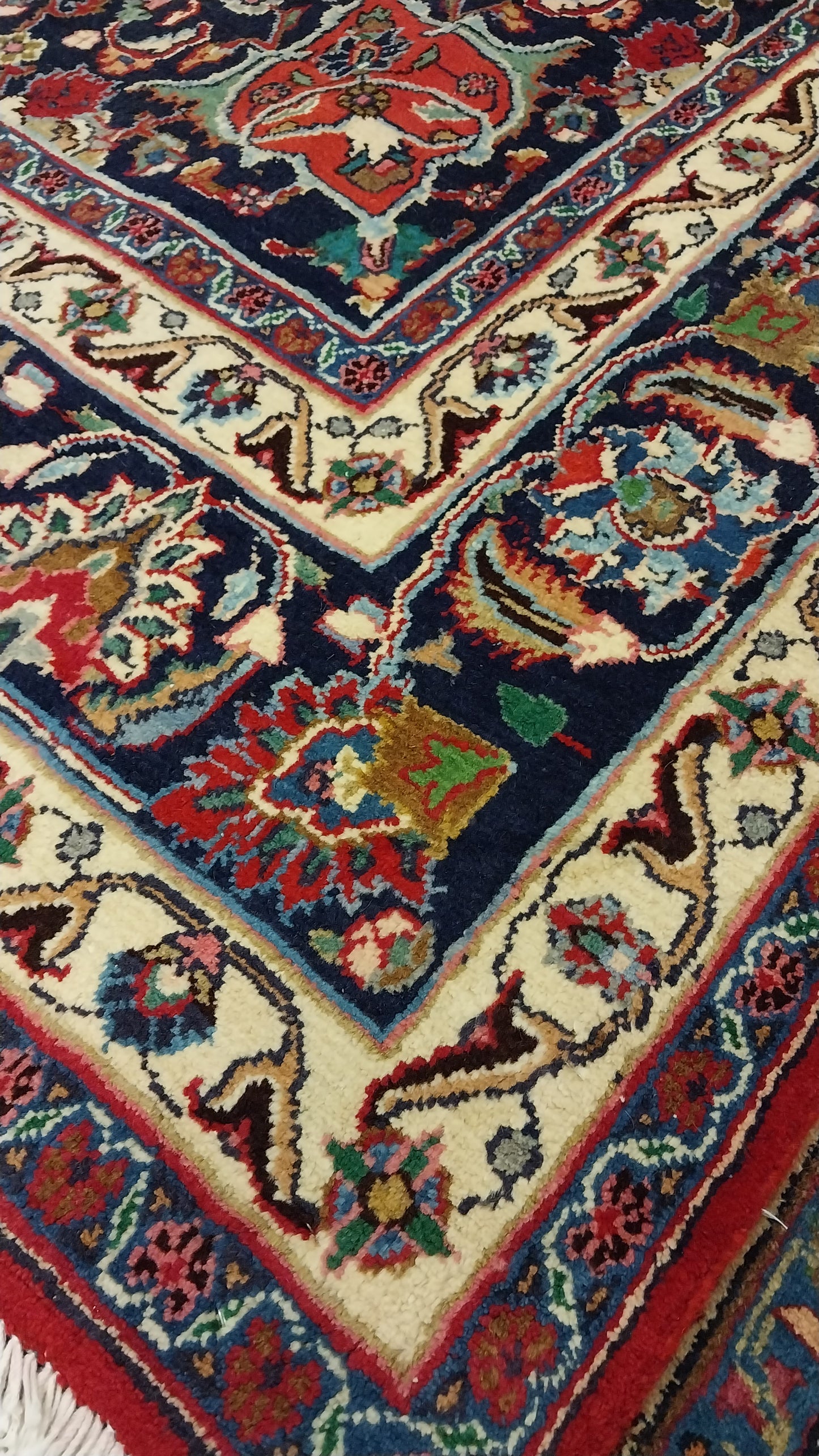 Persian carpet (340cm x 245cm)