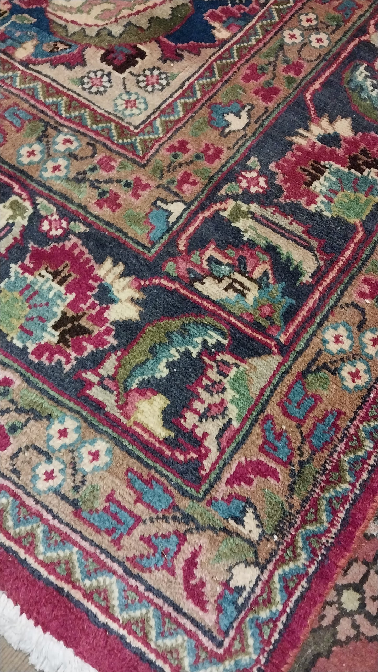 Persian carpet (305cm x 200cm)