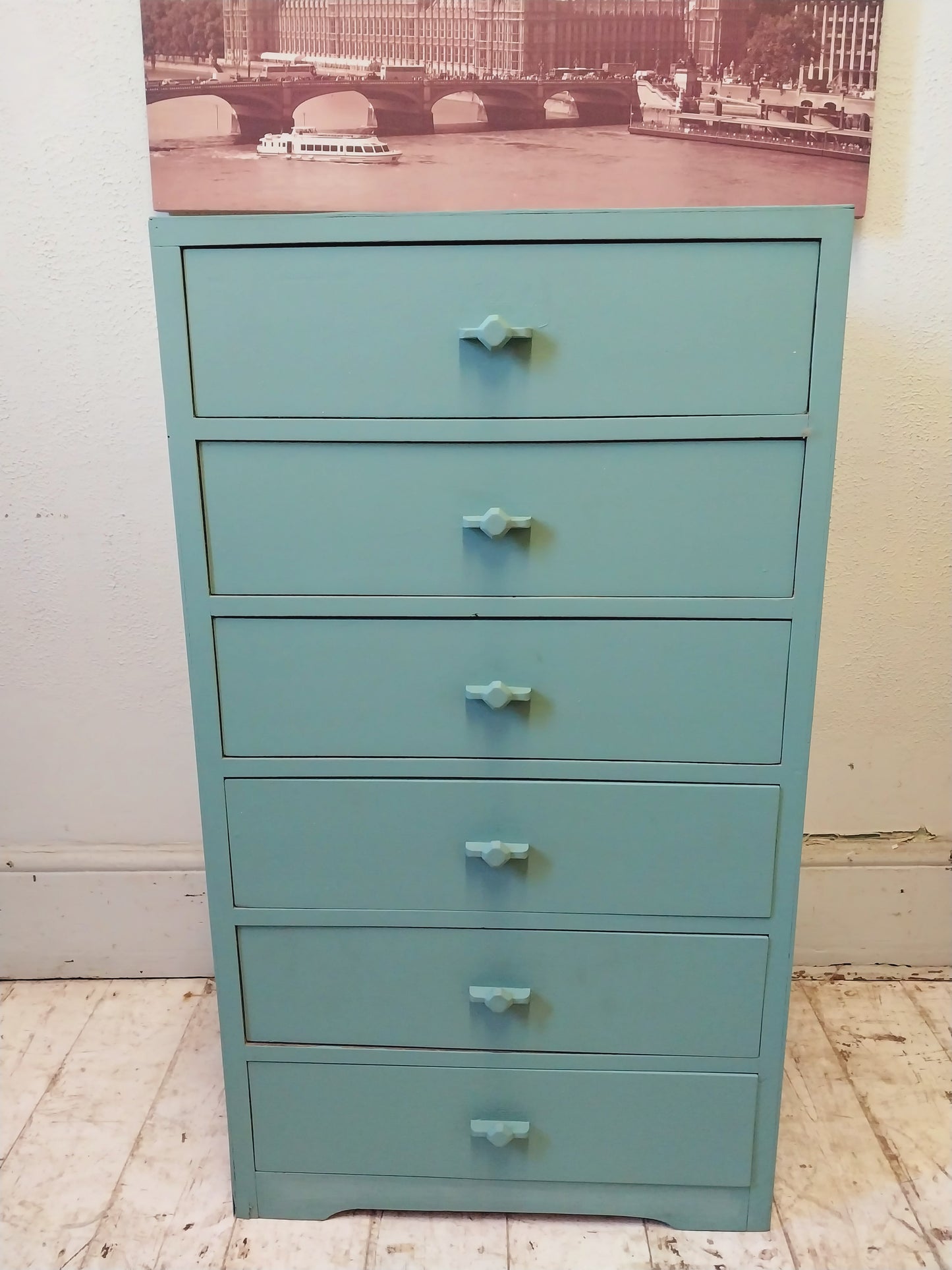 Chest of drawers