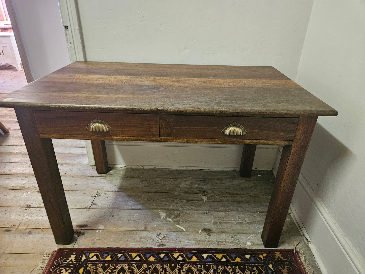 Desk with 2 drawers