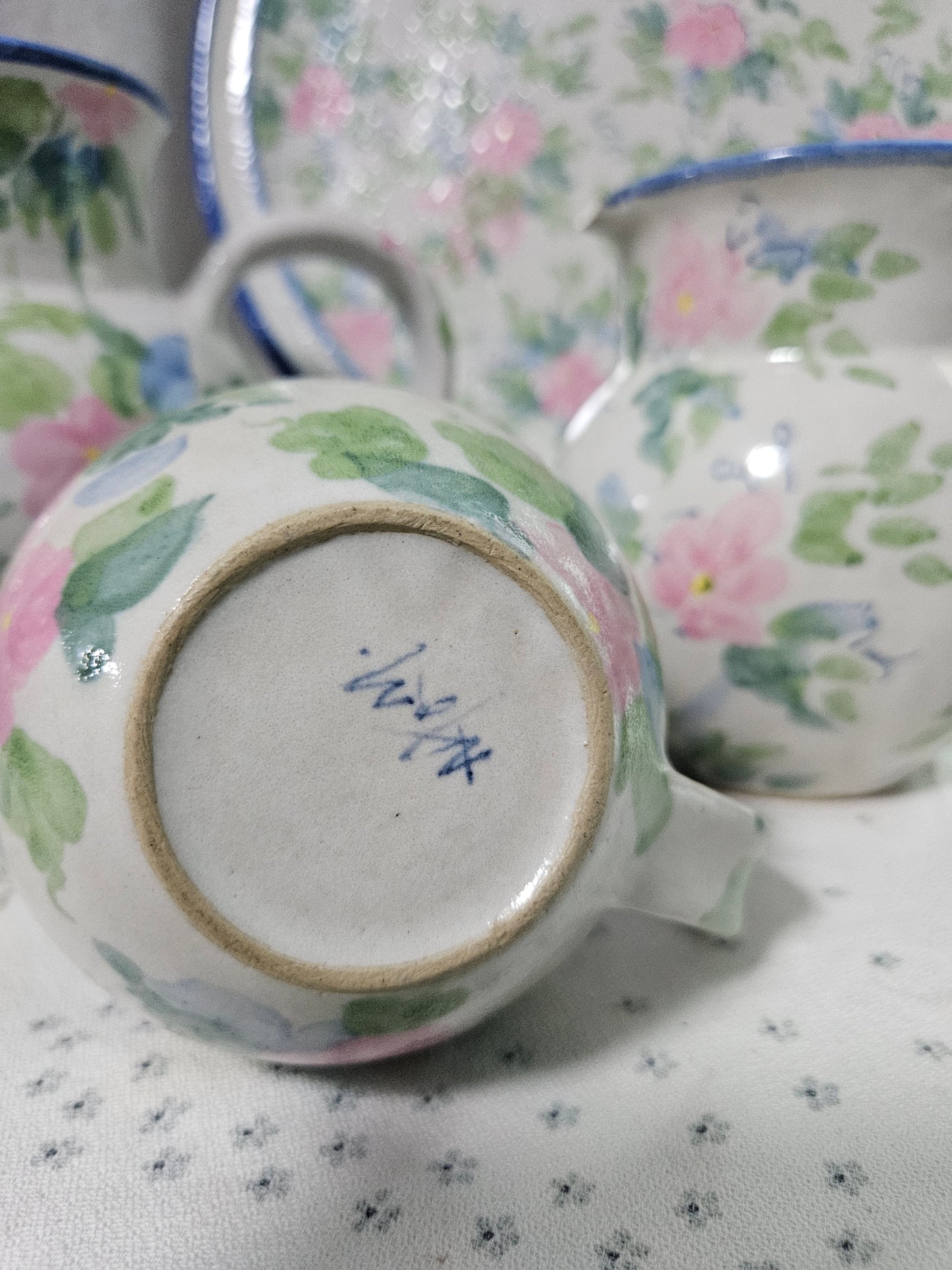 Floral pottery plate and jugs