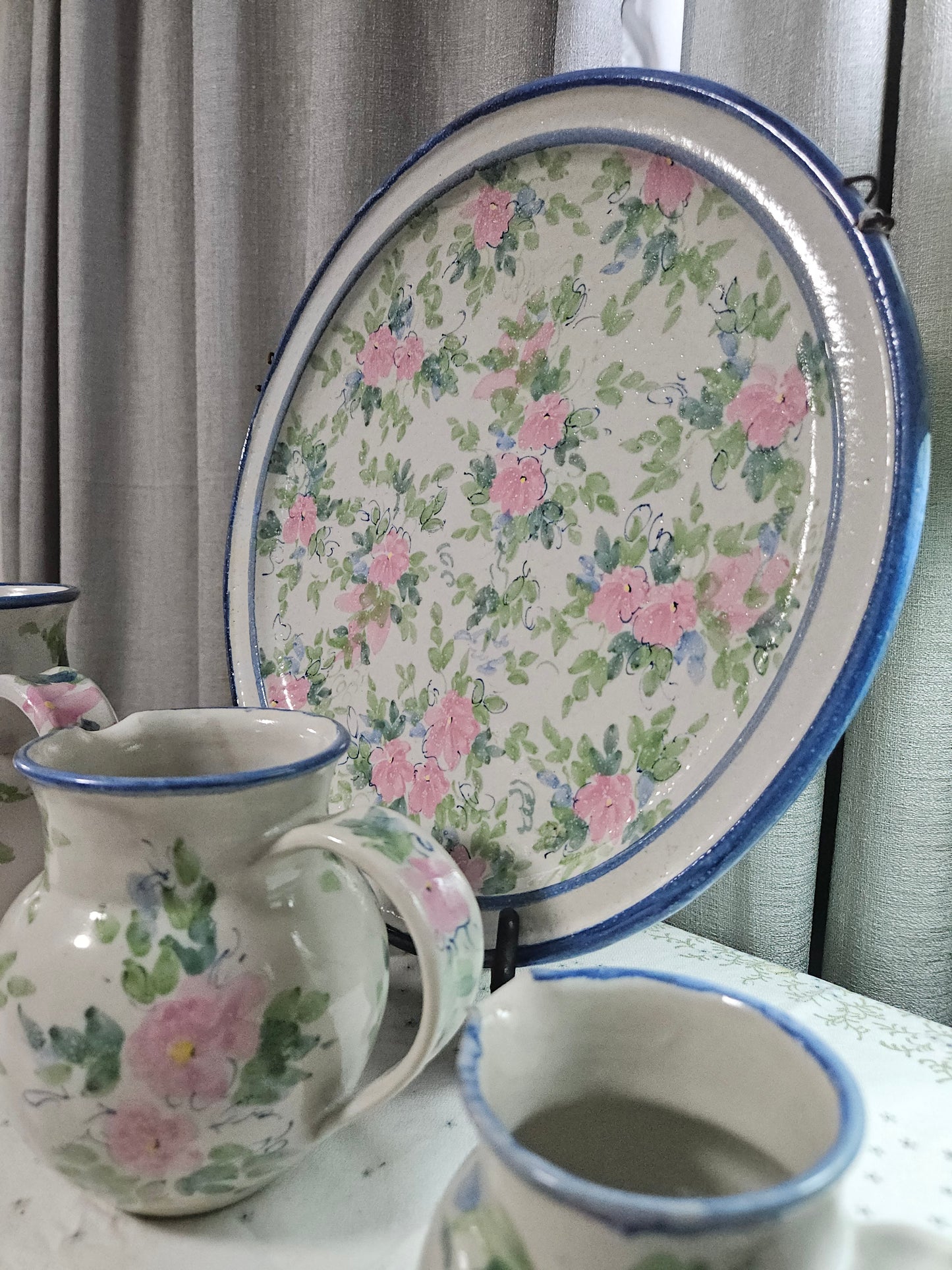 Floral pottery plate and jugs