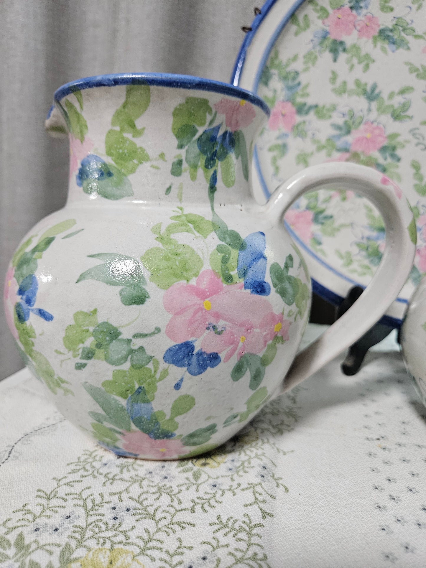 Floral pottery plate and jugs