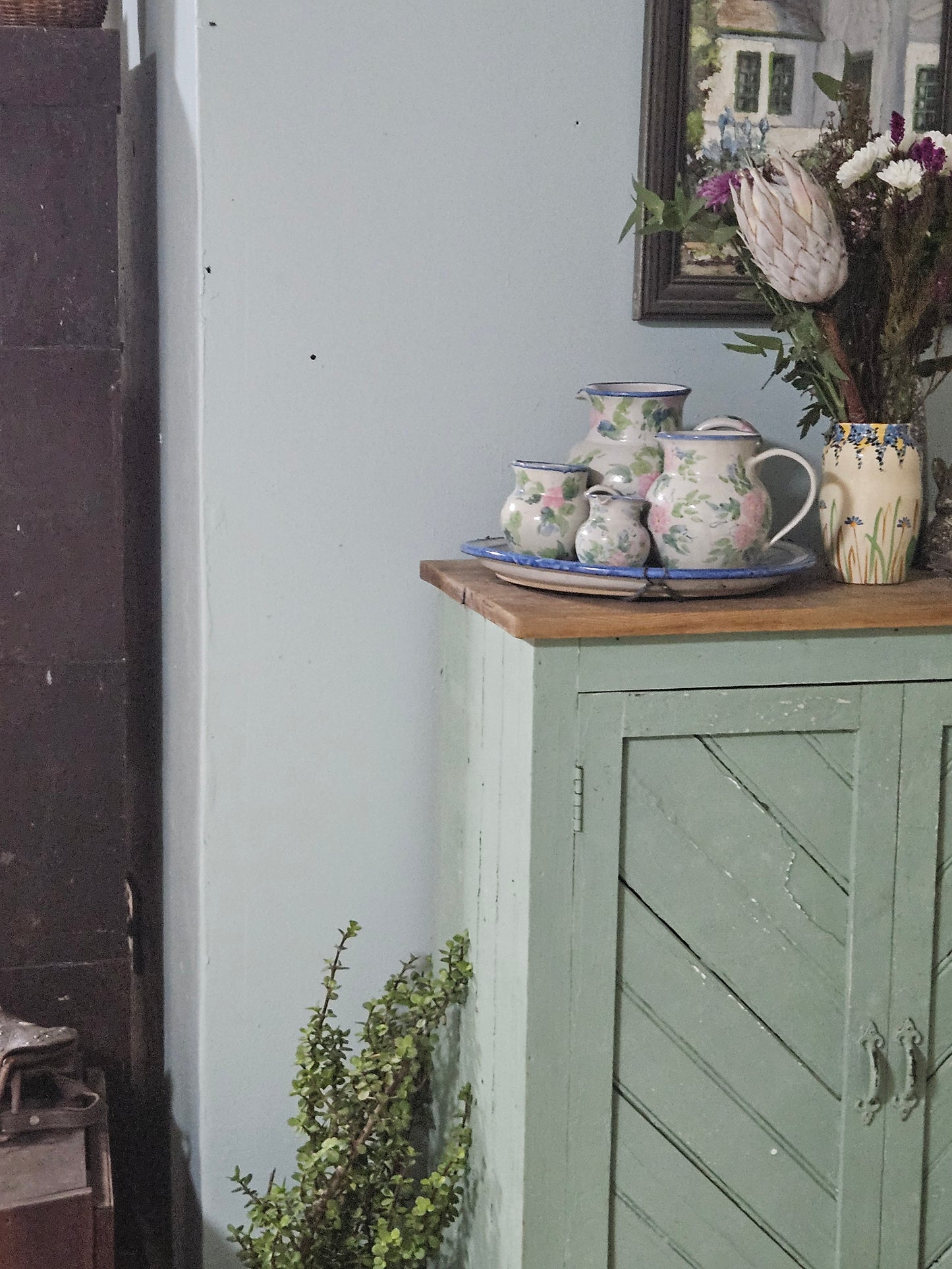 Floral pottery plate and jugs