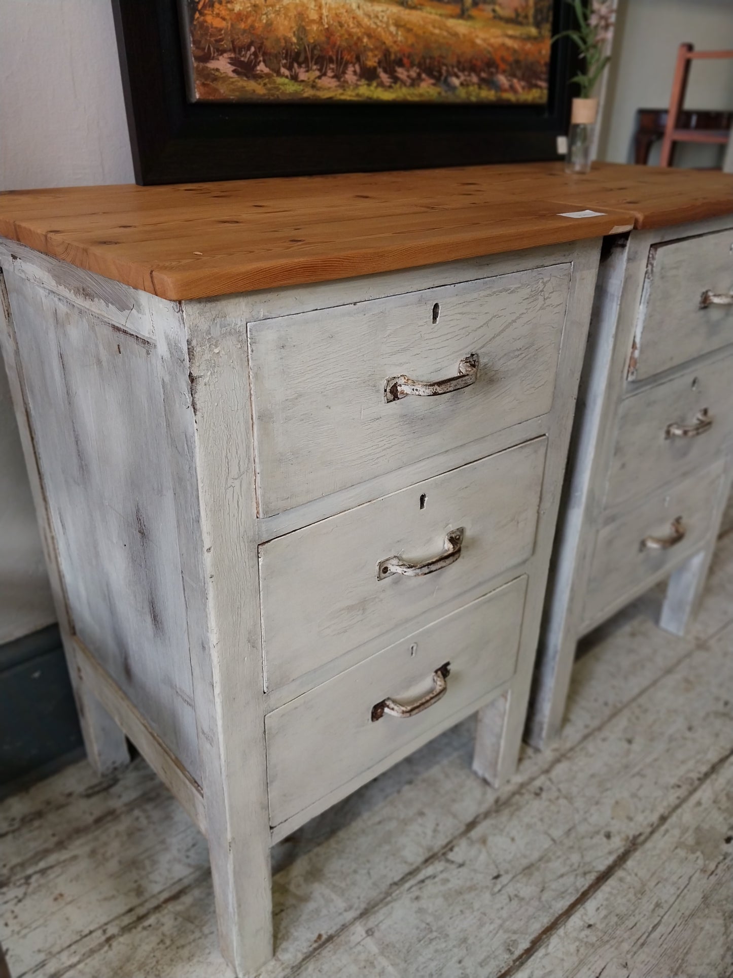 Pair pedestals