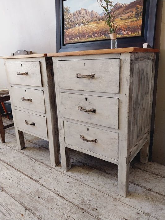 Pair pedestals