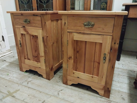 Pair oregan pedestals