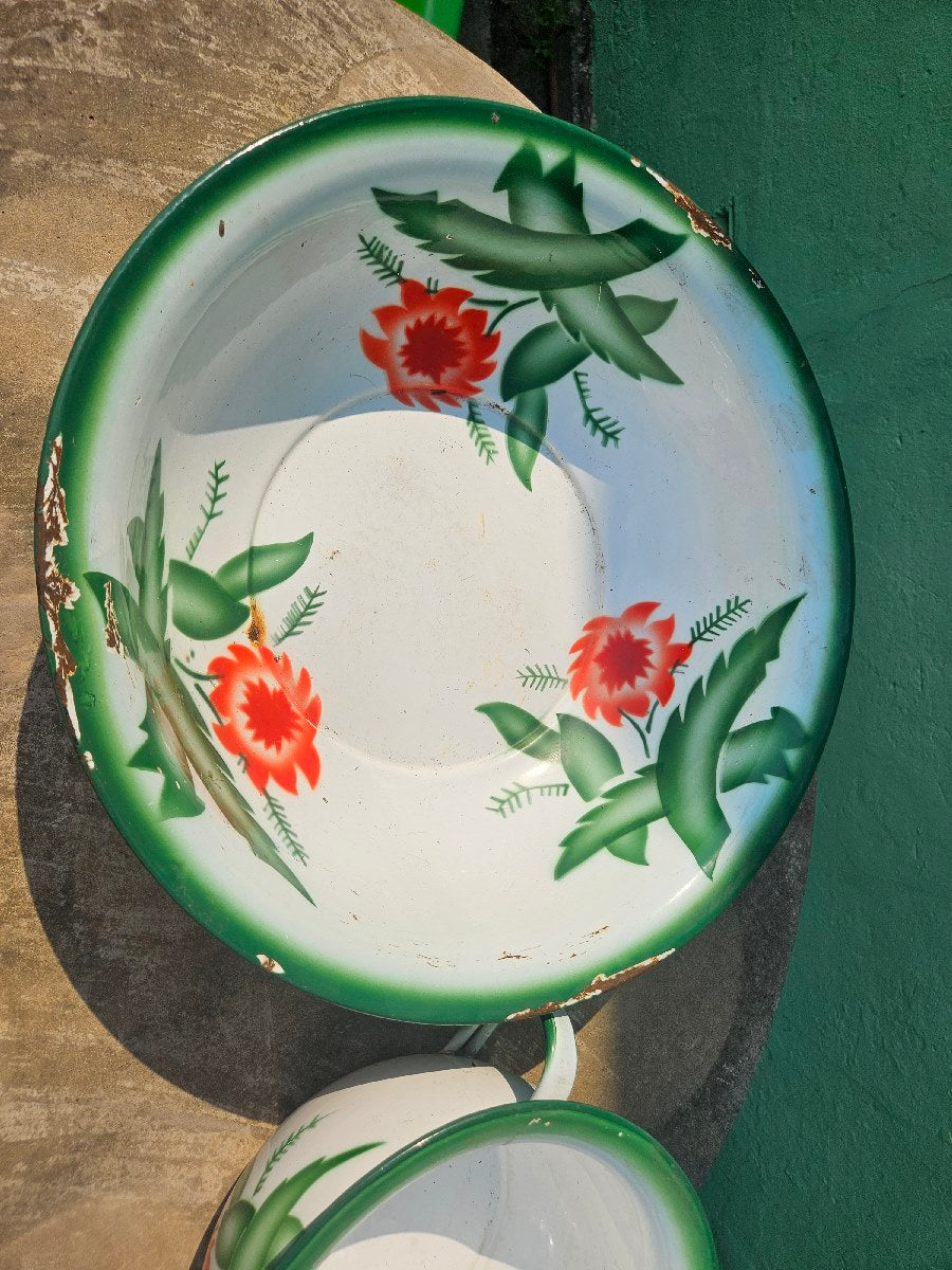 Enamel set made in Yugoslavia