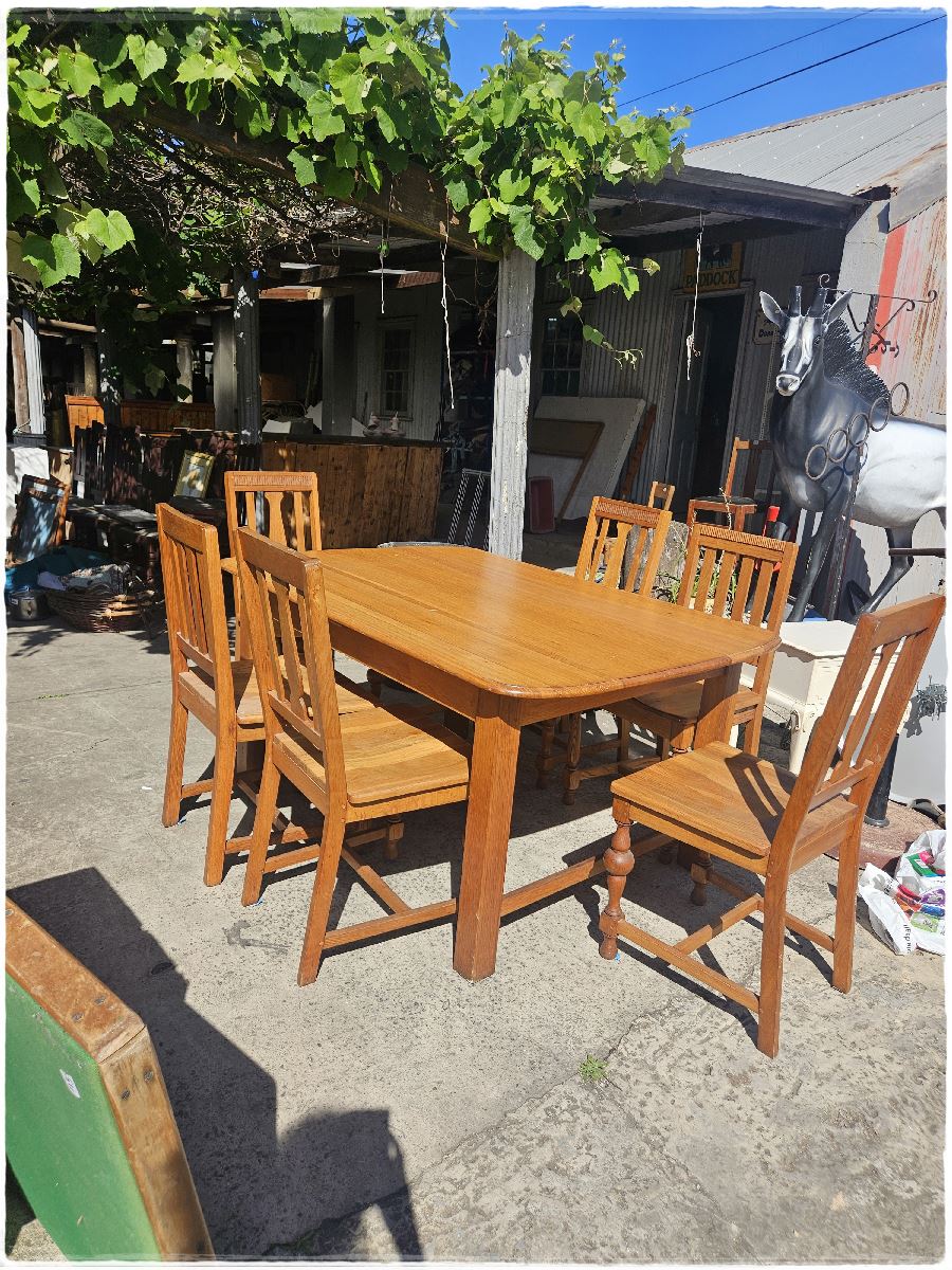 Oak dining room table and 6 chairs