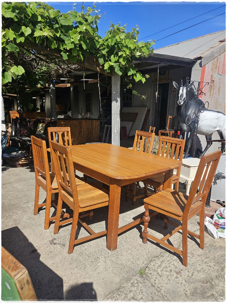 Oak dining room table and 6 chairs