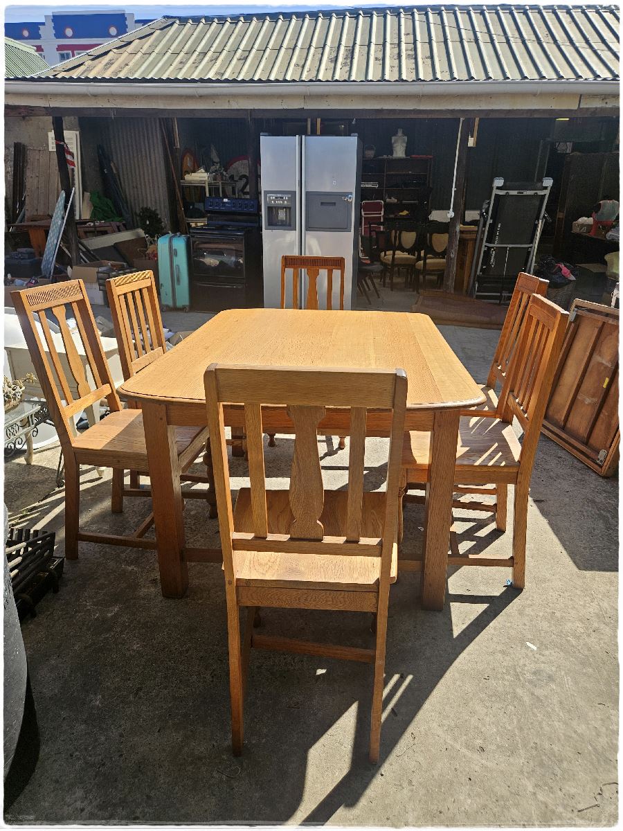 Oak dining room table and 6 chairs