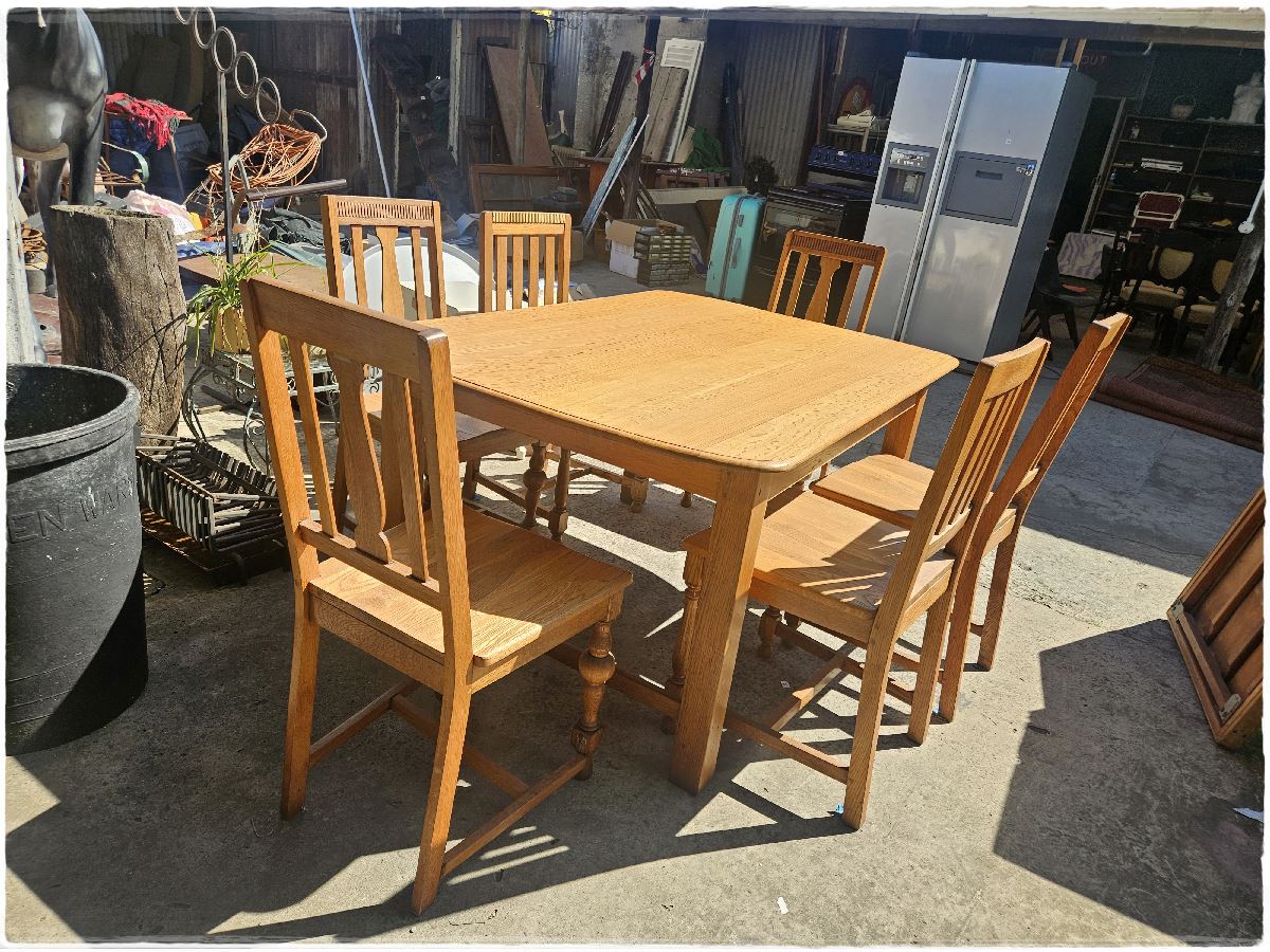 Oak dining room table and 6 chairs