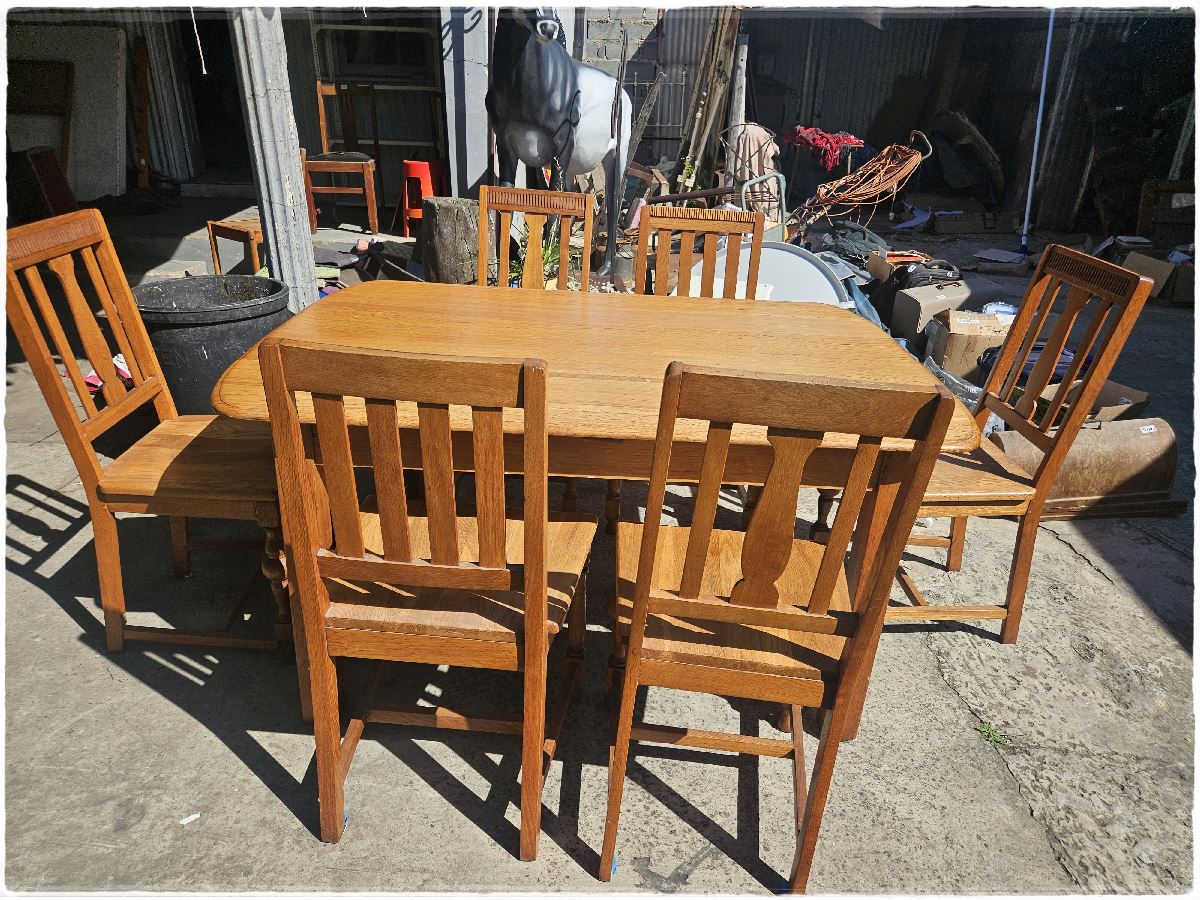 Oak dining room table and 6 chairs