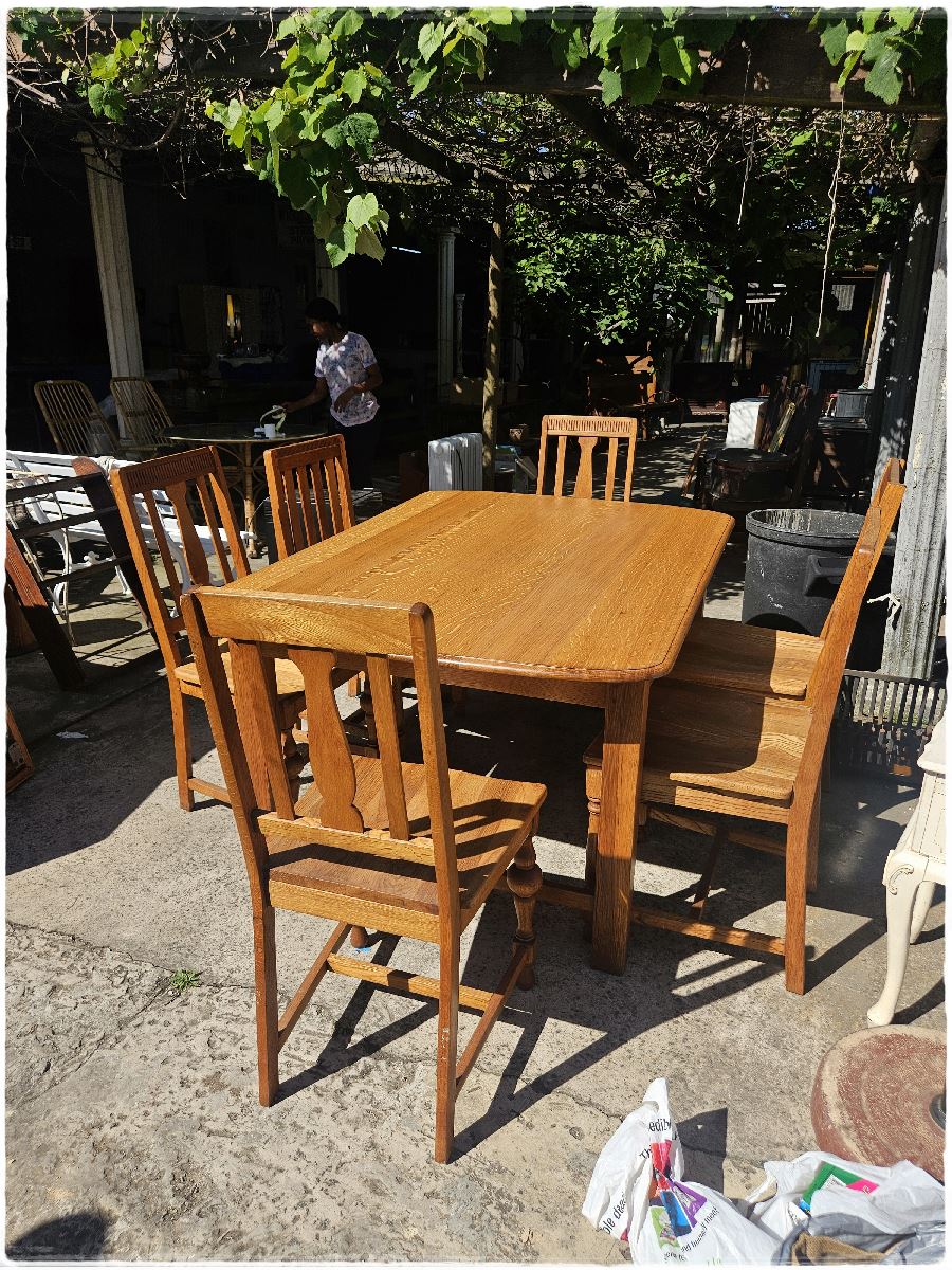 Oak dining room table and 6 chairs