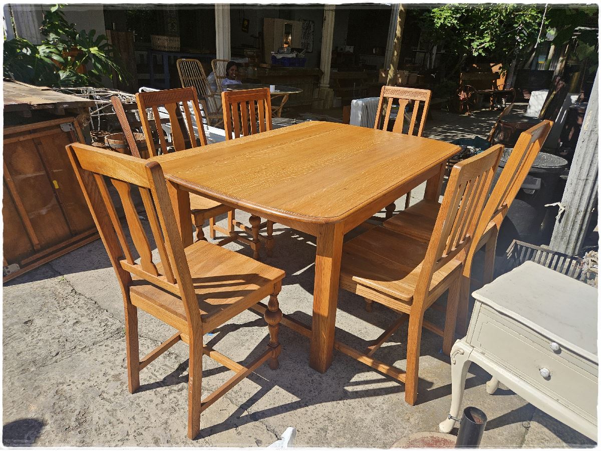 Oak dining room table and 6 chairs