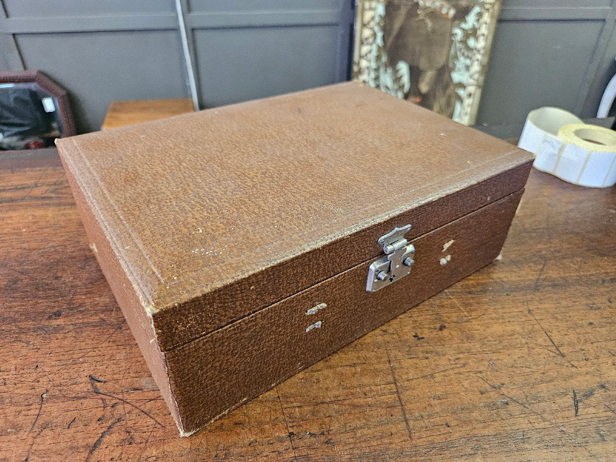 Retro traveling vanity case