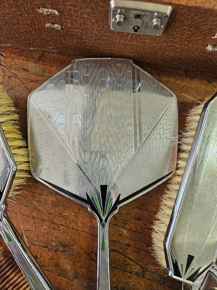 Retro traveling vanity case