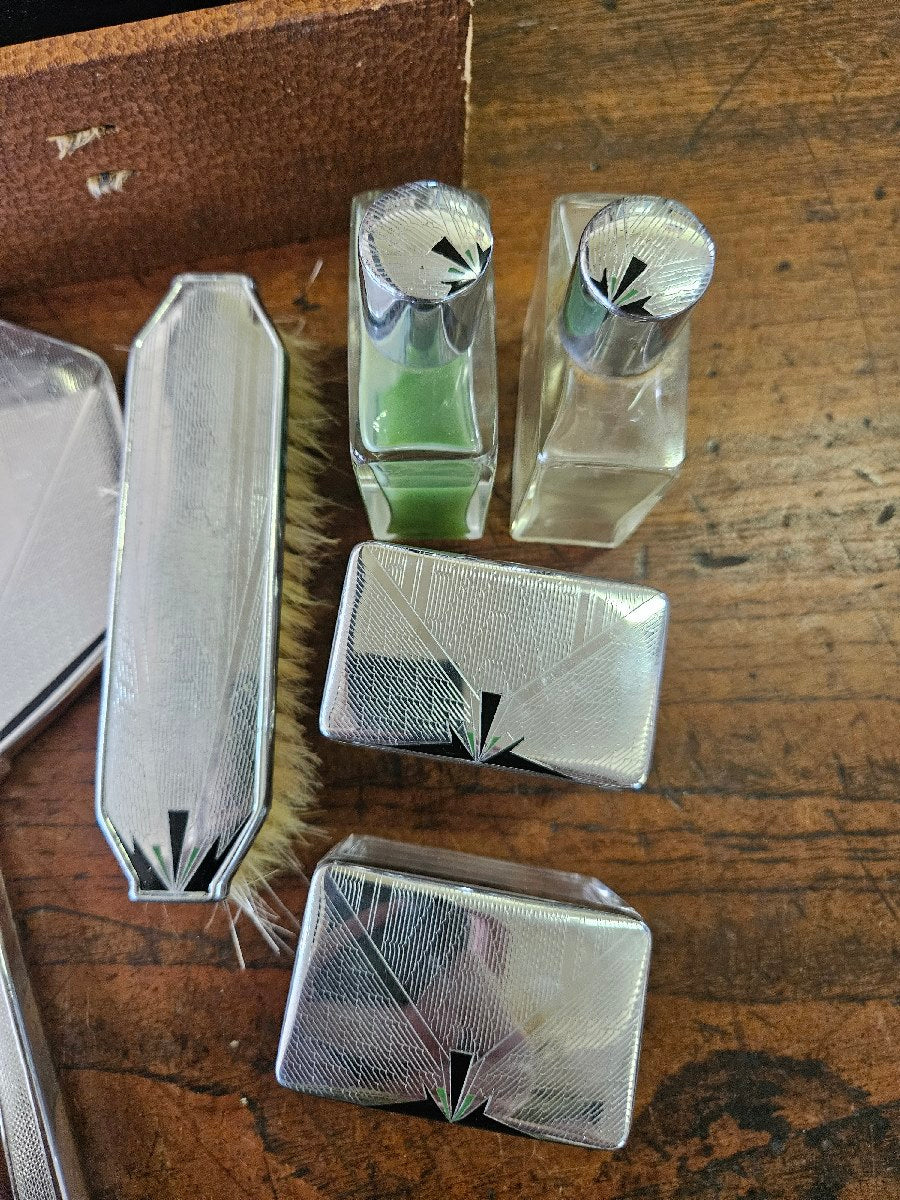 Retro traveling vanity case