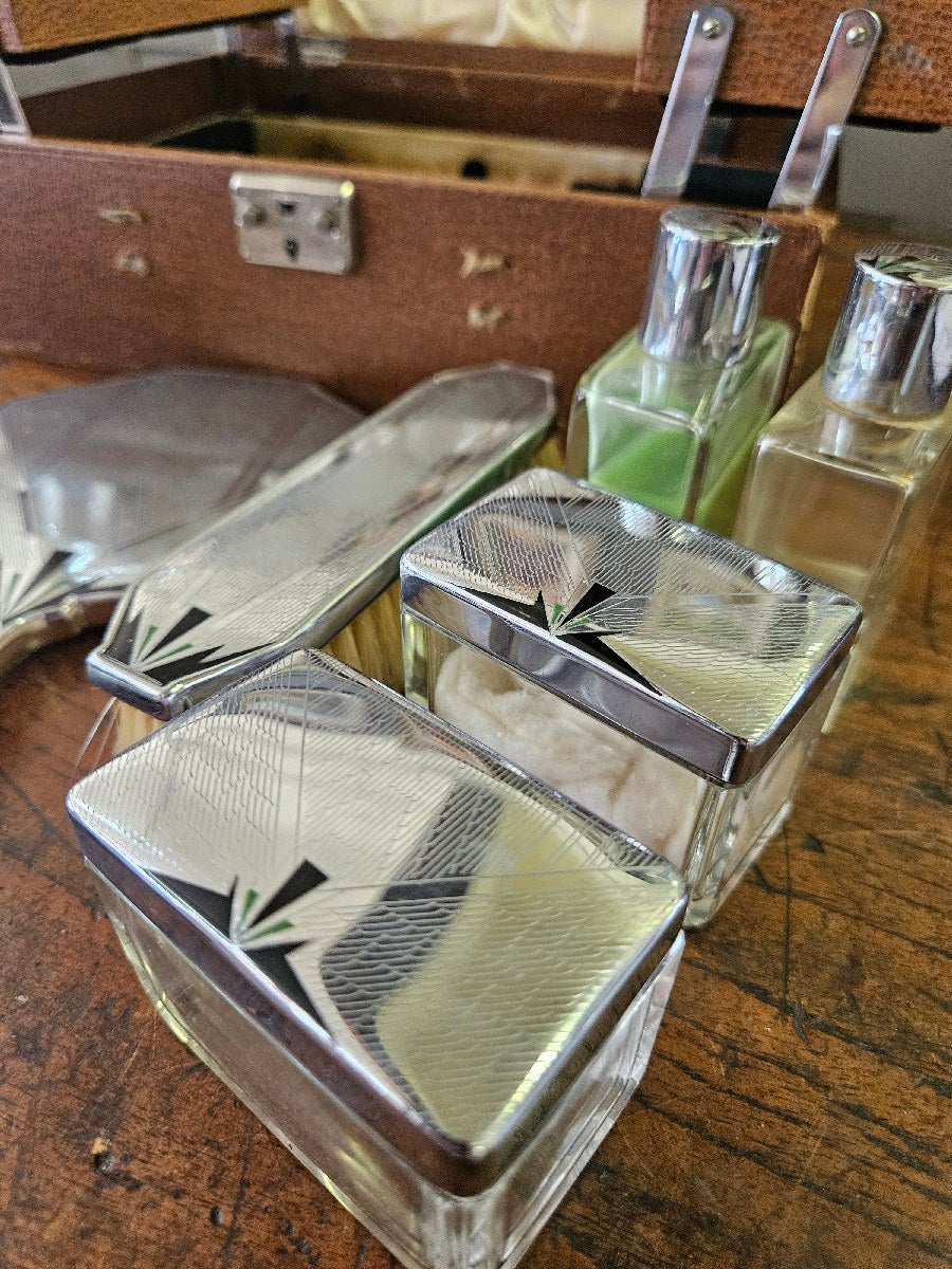 Retro traveling vanity case