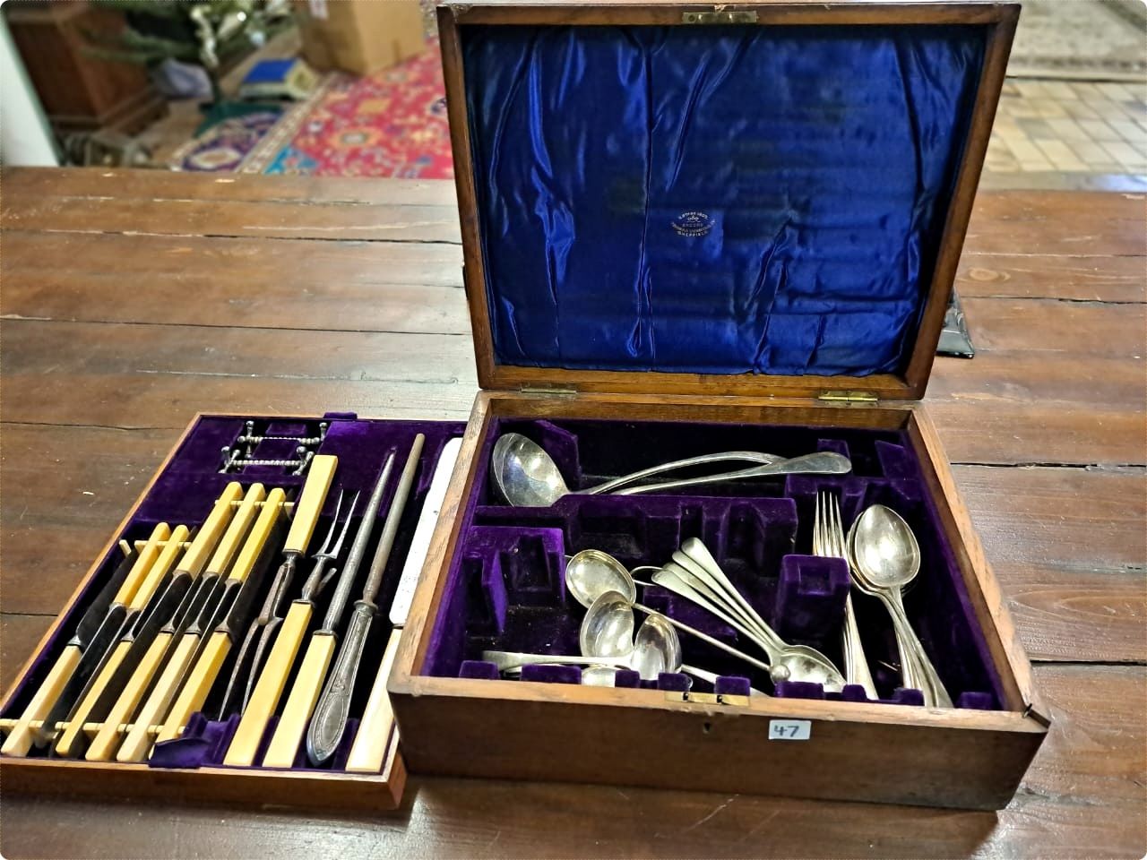 Cutlery set in oak canteen