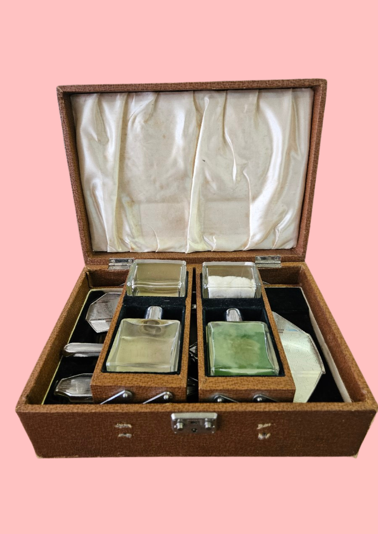 Retro traveling vanity case