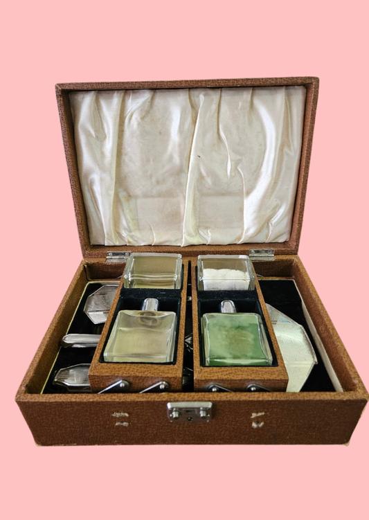 Retro traveling vanity case