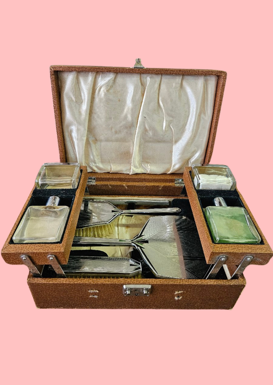Retro traveling vanity case