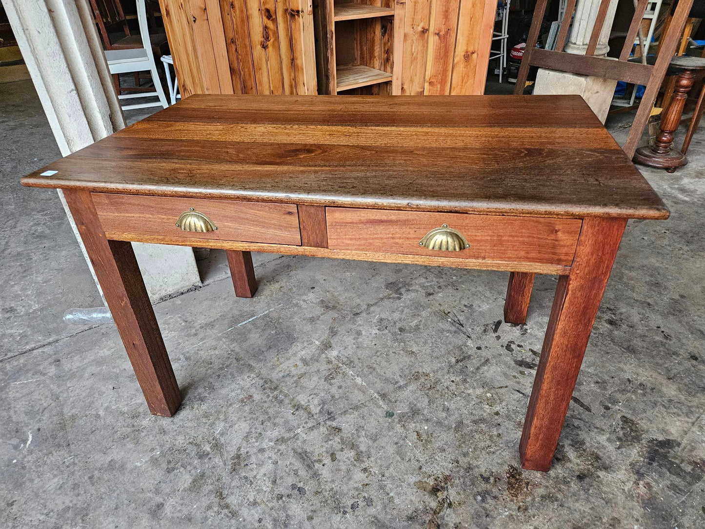 Desk with 2 drawers